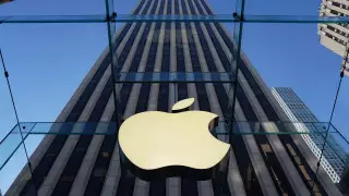 Apple начала производить маски для медиков