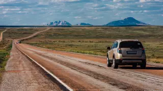 По степям и "зайцем": как казахстанцы пытаются проникнуть через блокпосты