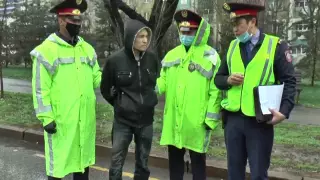 Вооруженный мужчина переехал ногу полицейскому в Алматы