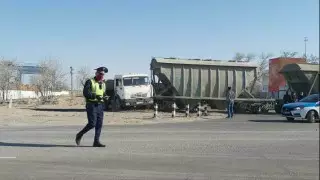Поезд врезался в КамАЗ в пригороде Актау
