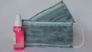 Как правильно использовать антисептик, рассказала дерматолог