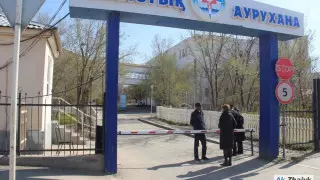 Журналистов КТК забрала полиция в момент общения с медиками в Атырау