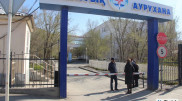 Журналистов КТК забрала полиция в момент общения с медиками в Атырау