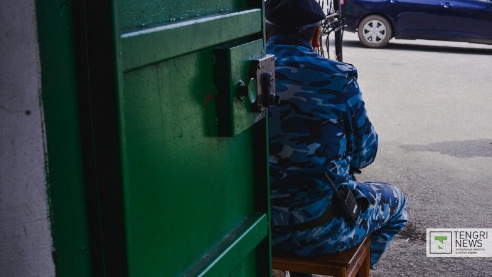 Охрана у пункта по раздаче гуманитарной помощи. Фото Турар Казангапов ©