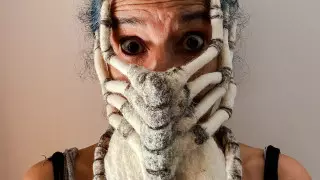 Маска-лицехват и жемчуг на лице. Пользователи Сети решили напугать коронавирус своей красотой