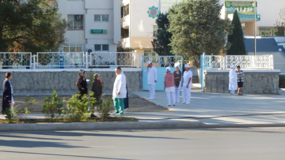 Врачи одной из больниц Ашхабада на субботнике. © hronikatm.com