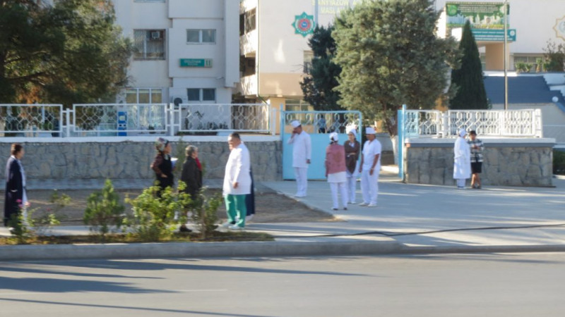 Врачи одной из больниц Ашхабада на субботнике. © hronikatm.com