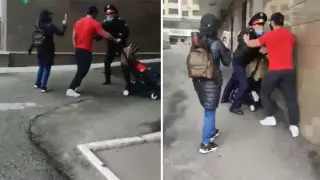 Конфликт полицейского и мужчины с коляской сняли на видео в Алматы