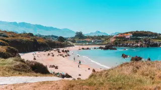 Стеклянные "курятники" и дистанция в 2 метра. Как коронавирус изменит отдых на пляжах