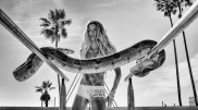 Женский арсенал из 20 "пушек" и змей-искуситель. Жизненные фото All About Photo Awards 2020