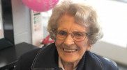 Врачи аплодисментами проводили 106-летнюю британку после победы над COVID-19