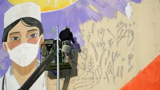 Мурал в честь врачей рисуют в Нур-Султане