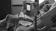 Почти 2 тысячи человек с COVID-19 умерли за сутки в США