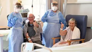 Прожившие 56 лет супруги одновременно вылечились от COVID-19 в Великобритании
