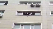 Отважное спасение девушки в Нур-Султане попало на видео