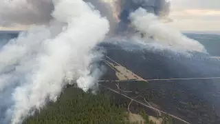 Разросшийся лесной пожар в ВКО тушат с вертолетов