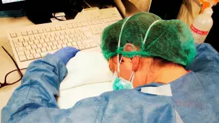 "1,1 миллион теңге". Көрші елдерде дәрігерлерге қандай жағдай жасалған?