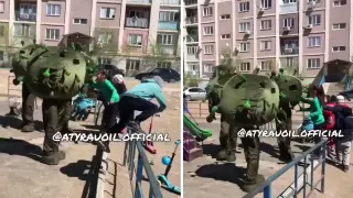 "Коронавирус" сняли на детской площадке в Атырау