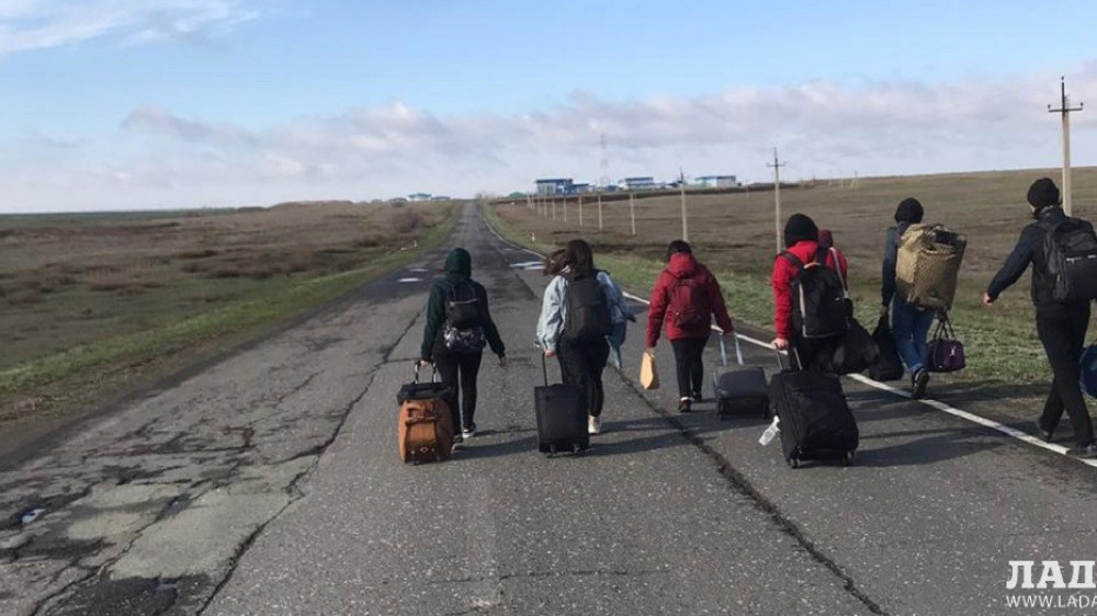 "Пешком пять километров в холод". Студент рассказал о тяжелом возвращении в Актау