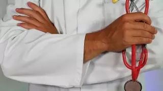 Мокрую медицинскую форму украли с бельевой веревки в Усть-Каменогорске