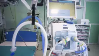 "Лучше туда не попадать": Врач опубликовал видео из реанимации с зараженными COVID-19