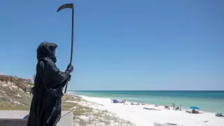 Человек в костюме Смерти вышел на пляжи во Флориде