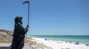 Человек в костюме Смерти вышел на пляжи во Флориде