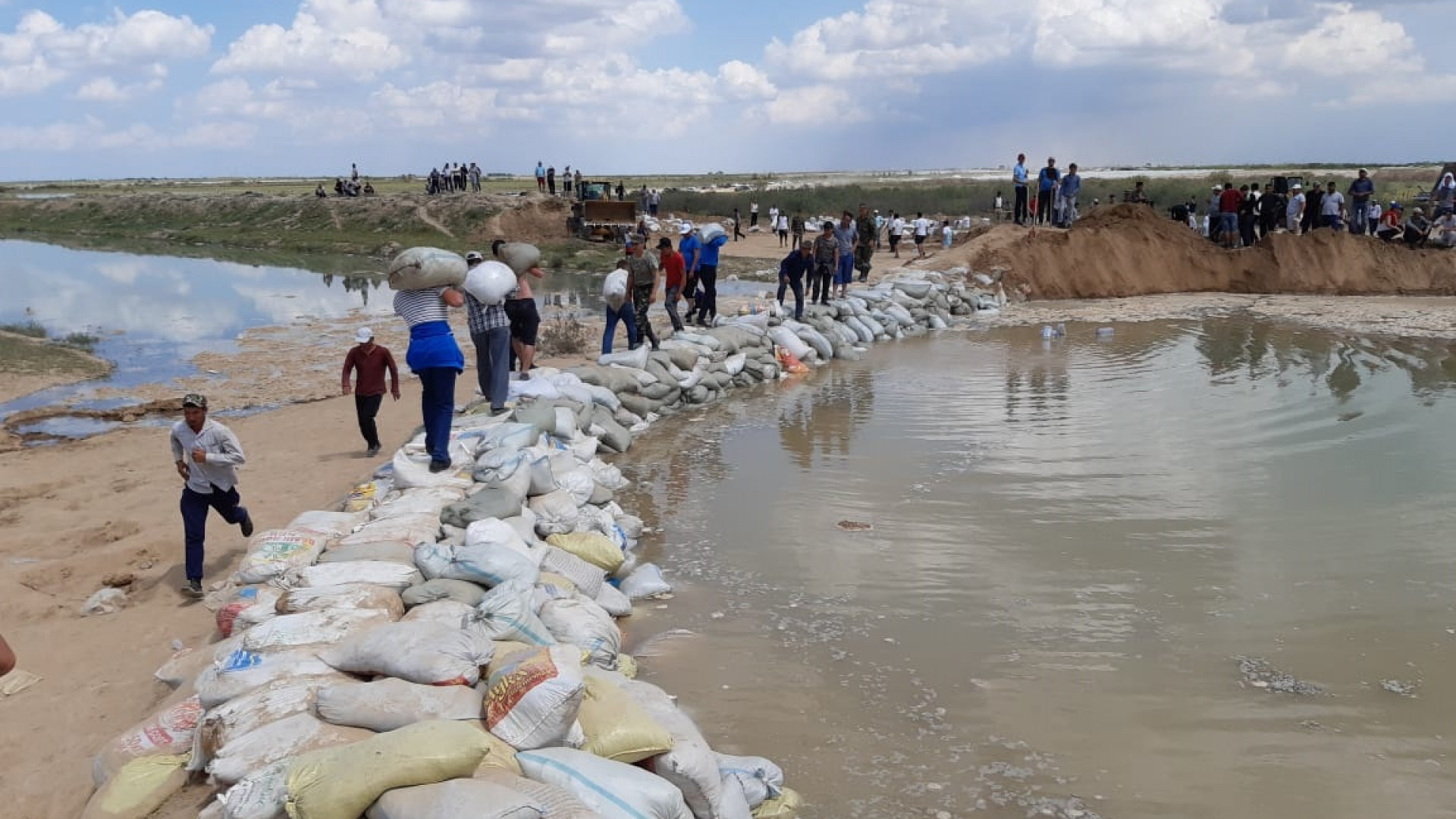 Ага сулар. Сардоба водохранилище Узбекистан. Сырдарья прорыв дамбы. Сардоба плотина. Узбекистан дамба Сардоба.