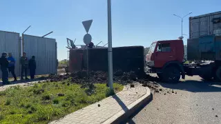 Грузовик опрокинулся в Нур-Султане