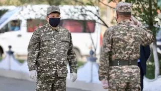 Аким Атырауской области поздравил военнообязанных с Днем защитника Отечества