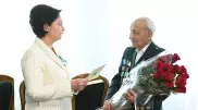 Гульшара Абдыкаликова поздравила 99-летнего ветерана ВОВ