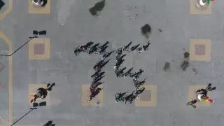 В Уральске поздравили ветеранов на дому и устроили концерты во дворах