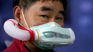 Вирусолог рассказал о часто забываемом способе заражения COVID-19