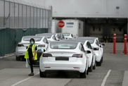 Завод Tesla начал работу вопреки запрету в США