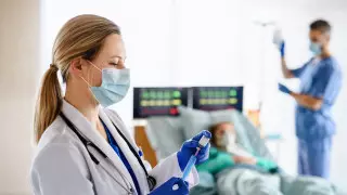 7 вакцин от коронавируса тестируют в мире