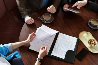 Как иностранцам заменить просроченные документы в Алматы