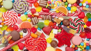 Мужчины украли конфетный аппарат в Усть-Каменогорске и съели все конфеты