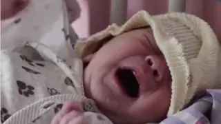 Афганские женщины кормят новорожденных, чьих мам убили террористы