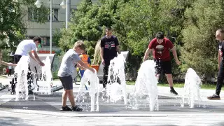 Уязвимость коронавируса перед жарой прокомментировали в Минздраве