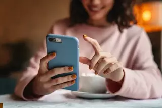 Девушка 2 месяца переписывалась с парнем из Семея и выманила деньги "на операцию"