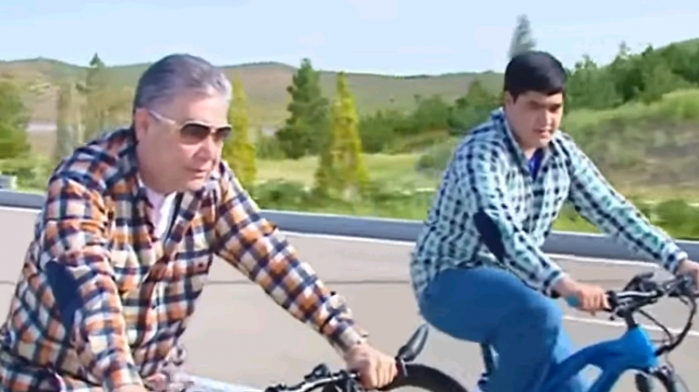 Президент Туркменистана с внуком покатались на велосипедах и проведали скакунов