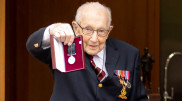 100-летнего ветерана, собравшего миллионы на благотворительность, посвятят в рыцари