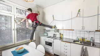 Альпинизм на кухне и фотосафари у телевизора. 15 снимков людей, которых "заблокировал" COVID-19