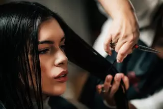 Как нарушают карантин в салонах и на рынках Алматы