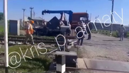 Поезд снес манипулятор и сошел с рельсов в Алматинской области