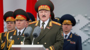 "Не надо перед россиянами становиться на колени"