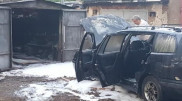 Из-за тополиного пуха загорелись 2 машины в Усть-Каменогорске
