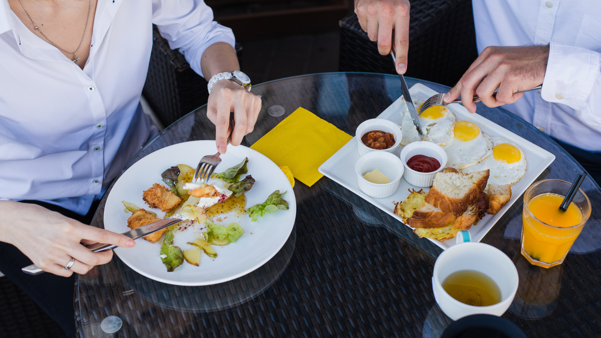Свадебный стол с едой. Люди едят в кафе. Можно ли со своей едой в ресторан. Man eating caesar roll. Еда в ресторане.