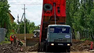 На окраинах столицы прокладывают асфальт и благоустраивают дворы