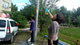 Необычным способом поздравили выпускников школы в Уральске
